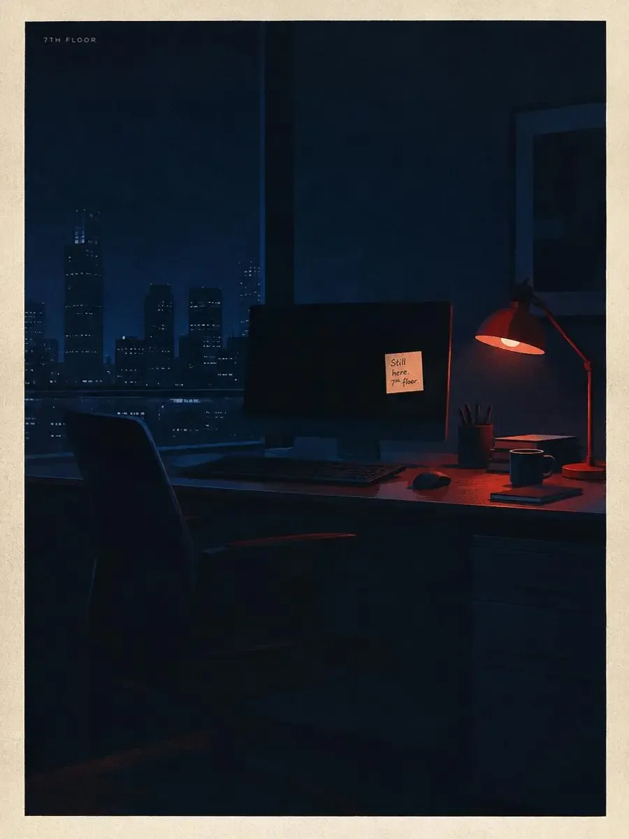 《七楼有人替我打卡》封面:夜晚七楼空工位与显示器上的手写便笺,深海蓝调与石榴红台灯